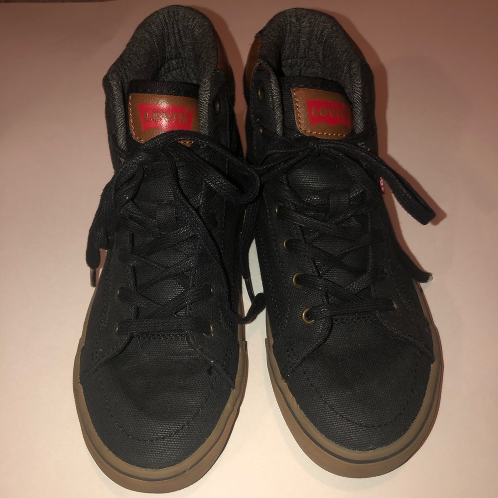 Levi’s boys size 4 black & brown leather like trim